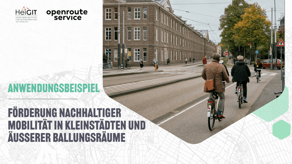 Drei Radfahrer auf einer Straße in einer Stadt, umgeben von historischen Gebäuden. Text: 'ANWENDUNGSBEISPIEL FÖRDERUNG NACHHALTIGER MOBILITÄT IN KLEINSTÄDTEN UND ÄUSSERER BALLUNGSRÄUME'
