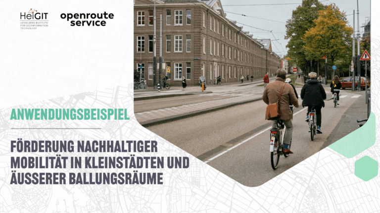 Drei Radfahrer auf einer Straße in einer Stadt, umgeben von historischen Gebäuden. Text: 'ANWENDUNGSBEISPIEL FÖRDERUNG NACHHALTIGER MOBILITÄT IN KLEINSTÄDTEN UND ÄUSSERER BALLUNGSRÄUME'