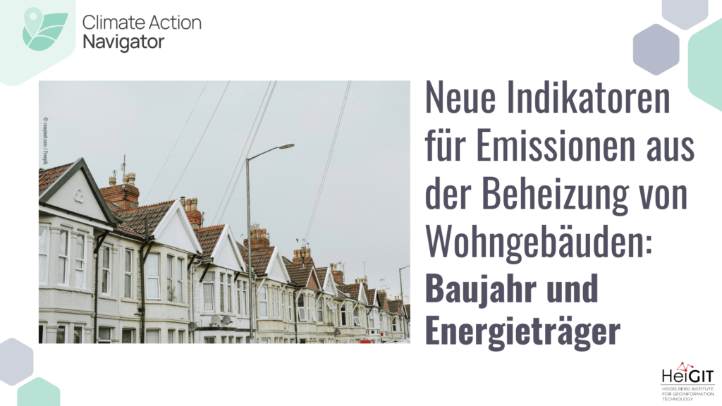 Reihe von Wohnhäusern mit Giebeldächern und Schornsteinen unter grauem Himmel, daneben Text 'Neue Indikatoren für Emissionen aus der Beheizung von Wohngebäuden: Baujahr und Energieträger'.