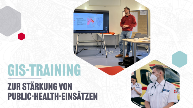 Ein Mann in rotem Pullover steht vor einem Bildschirm mit einer Landkarte und Text, daneben ein Tisch mit Laptop und Stuhl, im Vordergrund eine Person in medizinischer Uniform mit Stethoskop.