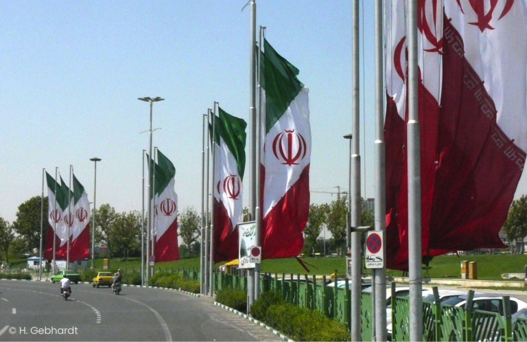 Iranische Straße mit Flaggen