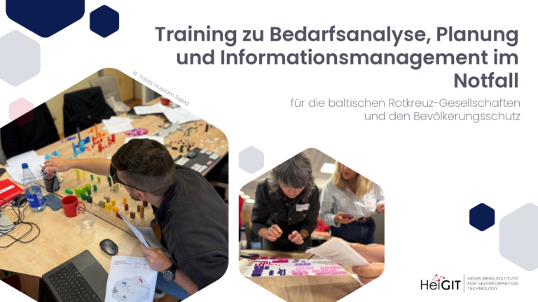 Zwei Fotos nebeneinander: links ein Mann am Tisch mit Laptop und bunten Spielfiguren, rechts zwei Frauen, die an einem Tisch mit Papieren arbeiten
